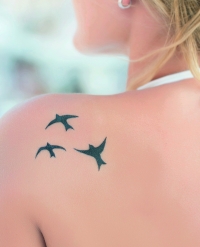 ad_tattoos_woman-shoulder-birds_square_2021.j